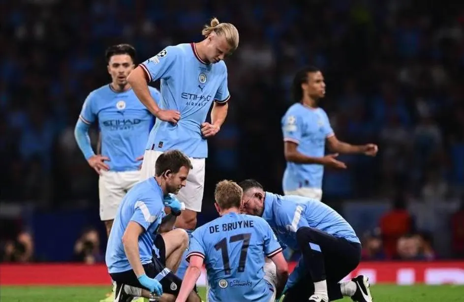 Sáu trận Haaland không ghi bàn, trong đó có hai trận bán kết gặp Real Madrid, chung kết FA Cup, chung kết Champions League. Ảnh: Getty Về Man. City mùa đầu, Haaland liền có những kỷ niệm ngọt ngào nhất của đời cầu thủ với những thành tích xuất sắc của đội và cá nhân. Ảnh: AFP Rodri (16) ghi bàn duy nhất trận phút 68 đưa Man. City đi vào lịch sử với cú ăn ba trong mùa giải. Ảnh: Getty Man. City chẳng thua kém MU năm 1999 với cú ăn ba lịch sử. Ngôi vô địch Champions League Man. City được UEFA trao thưởng 20 triệu USD. Ảnh: Getty Nhà cầm quân Pep Guardiola có tổng cộng 35 danh hiệu khi dẫn dắt Barcelona, Bayern Munich và Man. City, trong đó có cú ăn sáu cùng Barcelona năm 2008, cú ăn ba cùng Man. City mùa này. Ảnh: AFP Pep Guardiola trở thành nhà cầm quân vĩ đại nhất cấp CLB. Ảnh: AFP