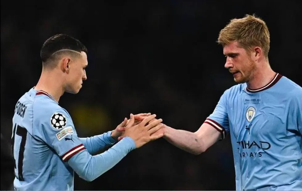 Phill Foden vào thay Kevin De Bruyne. Ảnh: Getty Cũng giống như trận chung kết FA Cup, Haaland không thể ghi bàn ở chung kết Champions League. Ảnh: AFP Sáu trận Haaland không ghi bàn, trong đó có hai trận bán kết gặp Real Madrid, chung kết FA Cup, chung kết Champions League. Ảnh: Getty Về Man. City mùa đầu, Haaland liền có những kỷ niệm ngọt ngào nhất của đời cầu thủ với những thành tích xuất sắc của đội và cá nhân. Ảnh: AFP Rodri (16) ghi bàn duy nhất trận phút 68 đưa Man. City đi vào lịch sử với cú ăn ba trong mùa giải. Ảnh: Getty Man. City chẳng thua kém MU năm 1999 với cú ăn ba lịch sử. Ngôi vô địch Champions League Man. City được UEFA trao thưởng 20 triệu USD. Ảnh: Getty Nhà cầm quân Pep Guardiola có tổng cộng 35 danh hiệu khi dẫn dắt Barcelona, Bayern Munich và Man. City, trong đó có cú ăn sáu cùng Barcelona năm 2008, cú ăn ba cùng Man. City mùa này. Ảnh: AFP Pep Guardiola trở thành nhà cầm quân vĩ đại nhất cấp CLB. Ảnh: AFP