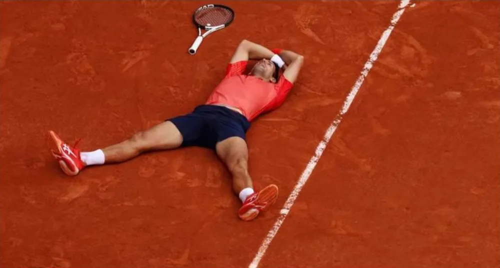 Thời khắc lịch sử Novak Djokovic lên đỉnh của &quot;Big Three&quot; với 23 danh hiệu Grand Slam vượt Nadal 1 danh hiệu và Federer 3 danh hiệu. Ảnh: AFP Người thân gia đình Djokovic ăn mừng cùng tay vợt Vĩ đại nhất trong lịch sử. Ảnh: AFP Trạng thái tập trung cao độ thường thấy của Djokovic. Ảnh: AFP Danh hiệu Roland Garros thứ ba của Djokovic. Tay vợt Serbia không phải sở trường ở sân đất nện này mà là Nadal. Ảnh: AFP Bộ sưu tập 23 Grand Slam của Djokovic có 3 danh hiệu Pháp mở rộng (Nadal có 14 danh hiệu). Ảnh: AFP Sự phấn khích của Djokovic sau khi đánh bại Casper Ruud. Ảnh: AFP Giới chuyên môn cho rằng, Djokovic sẽ có Grand Slam thứ 24, 25, 26... Ảnh: AFP 23 Grand Slam của Djokovic gồm 3 Pháp mở rộng, 3 Mỹ mở rộng, 7 Wimbledon và 10 Úc mở rộng. Ảnh: AFP