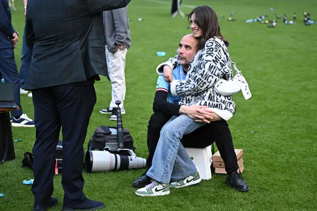 Cô gái thứ Valentina Guardiola cùng ông bố danh tiếng. Ảnh: S.E Vẻ đẹp đúng chất Latin của Maria Guardiola. Ảnh: S.E Maria Guardiola trong một show chụp hình của tạp chí thời trang. Ảnh: S.E Pep cùng con gái với cúp vô địch Anh. Ảnh: S.E Pep cùng những phút thứ thư giãn với &quot;gái rượu&quot;. Ảnh: S.E Nếu ở VN, HLV Pep Guardiola có thể &quot;bị&quot; gọi vui là &quot;team ông ngoại&quot; . Ảnh: S.E