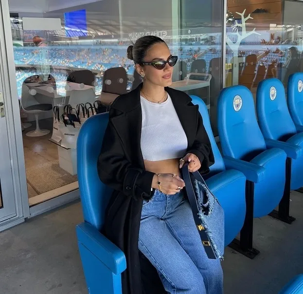 Siêu mẫu Maria tất nhiên là rất sành điệu, &quot;diễn rất giỏi&quot; trước ống kính. Ảnh: S.E Cô gái thứ Valentina Guardiola cùng ông bố danh tiếng. Ảnh: S.E Vẻ đẹp đúng chất Latin của Maria Guardiola. Ảnh: S.E Maria Guardiola trong một show chụp hình của tạp chí thời trang. Ảnh: S.E Pep cùng con gái với cúp vô địch Anh. Ảnh: S.E Pep cùng những phút thứ thư giãn với &quot;gái rượu&quot;. Ảnh: S.E Nếu ở VN, HLV Pep Guardiola có thể &quot;bị&quot; gọi vui là &quot;team ông ngoại&quot; . Ảnh: S.E