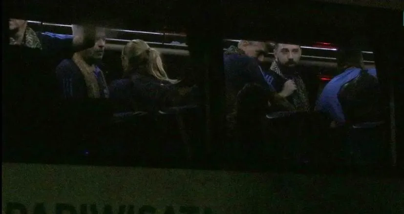 Tuyển Argentina đáp xuống sân bay quốc tế Soekarno-Hatta ở Jakarta lúc vừa tối. Ảnh: CTP Fan Indonesia...hầu hết đợi và xem thành phần tuyển Argentina như thế nào họ mới mua vé vào xem. Ảnh: CTP Cuối cùng nhà vô địch thế giới đến Jakarta thiếu ba nhân vật chính là Messi, Di Maria và Otamendi. Ảnh: CTP Đá với Indonesia, HLV Scaloni đâu cần đem &quot;dao mổ trâu giết gà&quot;? Ảnh: CTP Vấn đề không phải là &quot;dao mổ trâu đem giết gà&quot; mà fan Indonesia muốn được tận mắt chứng kiến huyền thoại sống bóng đá thế giới Lionel Messi. Ảnh: CTP Tối 19-6 &quot;Đại bàng Garuda&quot; sẽ nhảy vũ điệu Tango trên sân Bung Karno có sức chứa 80 ngàn chỗ ngồi. Ảnh: CTP