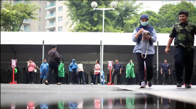 &quot;Chợ vé&quot; xem trận giao hữu giữa tuyển Indonesia - Argentina quanh tổ hợp Senayan rất đìu hiu. Ảnh: CTP Fan đến mua vé xem nhà vô địch World Cup 2022 cũng rất nguội lạnh. Ảnh: CTP Messi chỉ đá với Úc tại Bắc Kinh rồi không đến Indonesia. Ảnh: CTP &quot;Chợ vé&quot; trận Indonesia-Argentina tối 19-6 buồn thê thảm dưới cơn mưa chiều. Ảnh: CTP