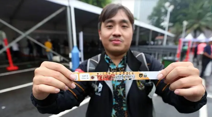 Tấm vé vào sân kèm với thẻ chỗ ngồi... Ảnh: CTP