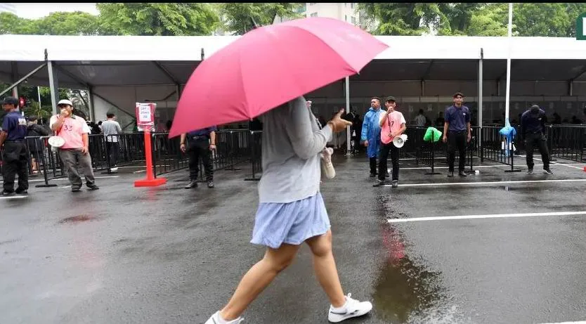 &quot;Chợ vé&quot; trận Indonesia-Argentina tối 19-6 buồn thê thảm dưới cơn mưa chiều. Ảnh: CTP