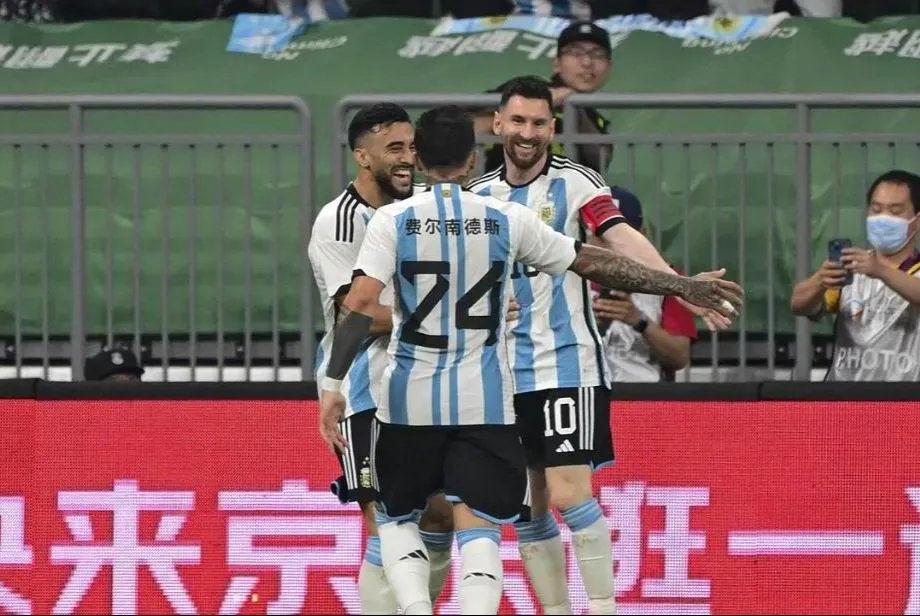 Messi chỉ đá với Úc tại Bắc Kinh rồi không đến Indonesia. Ảnh: CTP &quot;Chợ vé&quot; trận Indonesia-Argentina tối 19-6 buồn thê thảm dưới cơn mưa chiều. Ảnh: CTP