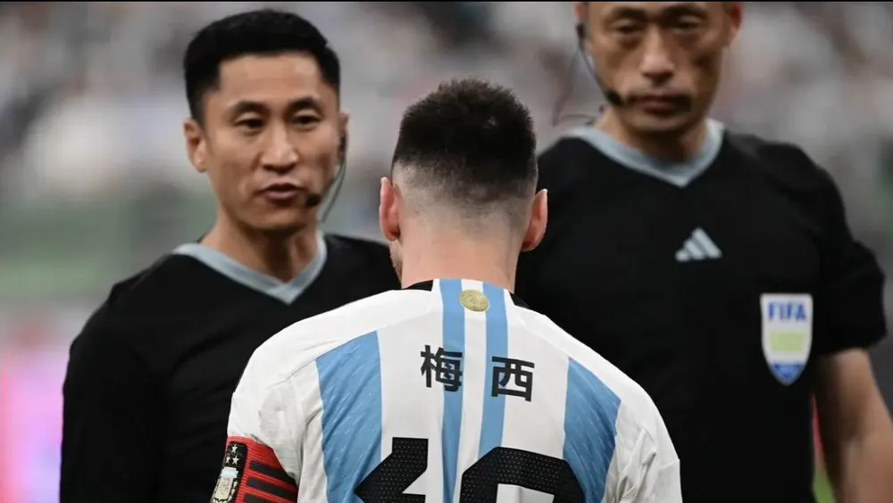 Messi đá với Úc tại Bắc Kinh rồi về mà không đến Indonesia. Ảnh: Getty
