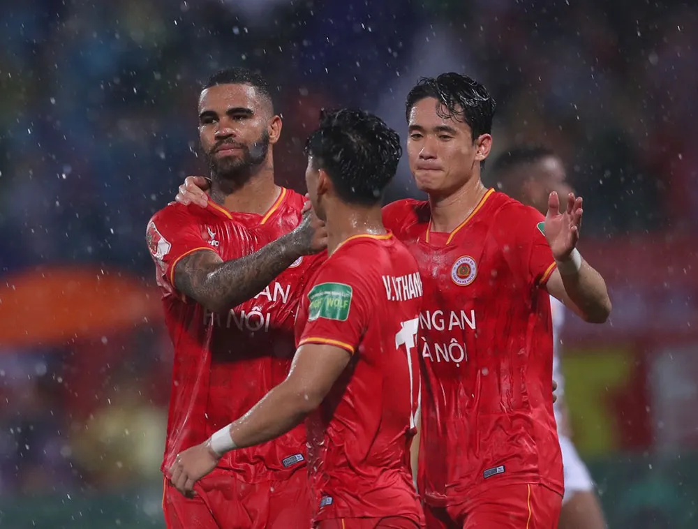 Kết thúc vòng 12, Công An Hà Nội lên ngôi đầu khi đánh bại HL. Hà Tĩnh 4-2, ĐA. Thanh Hóa đã chính thức mất ngôi đầu khi vòng này họ không thể thắng TX. Nam Định trên sân Thiên Trường mà chỉ hòa 0-0. Ảnh: VPF