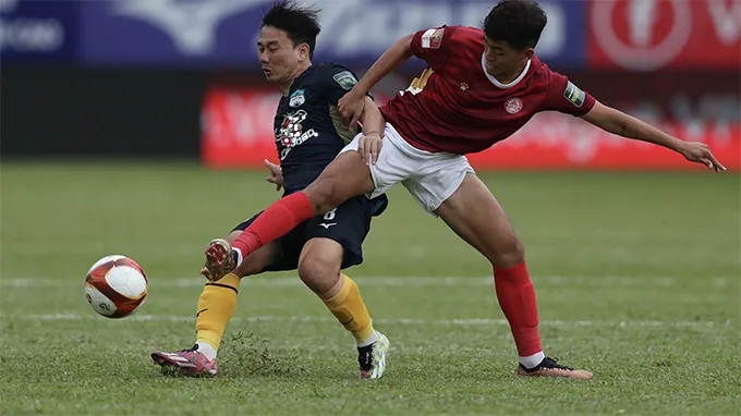 Sau vòng 12, ba ngôi nhất, nhì, ba lần lượt: Công An Hà Nội- (24 điểm), Tnanh Hóa- (23 điểm), Hà Nội- (22 điểm)....13- B. Bình Dương (7 điểm), 14- SHB Đà Nẵng (7 điểm). Ảnh: VPF