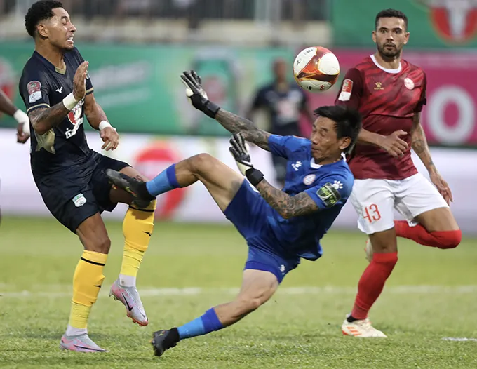 Trên sân Pleiku, thầy trò Kiatisak cũng không thể thắng được TP.HCM, chấp nhận chia điểm qua trận hòa không bàn thắng. Trên sân Vinh, SL Nghệ An tiếp T. Bình Định cũng không có bàn thắng nào được ghi. Còn tại sân 19-8, chủ nhà Khánh òa đã trắng tay khi thua Hà Nội 1-2. Ảnh: VPF Trên sân Hàng Đẫy, khi HLV Huỳnh Đức về dẫn dắt đội B. Bình Dương từ vòng 8, sau bốn trận hòa liên tiếp....nay đến trận thua. Tiến Linh được tung vào sân phút 78 nhưng cứu vãn được trận thua đầu của B. Bình Dương thời ông thầy Lê Huỳnh Đức. Ảnh: VPF Sau vòng 12, ba ngôi nhất, nhì, ba lần lượt: Công An Hà Nội- (24 điểm), Tnanh Hóa- (23 điểm), Hà Nội- (22 điểm)....13- B. Bình Dương (7 điểm), 14- SHB Đà Nẵng (7 điểm). Ảnh: VPF