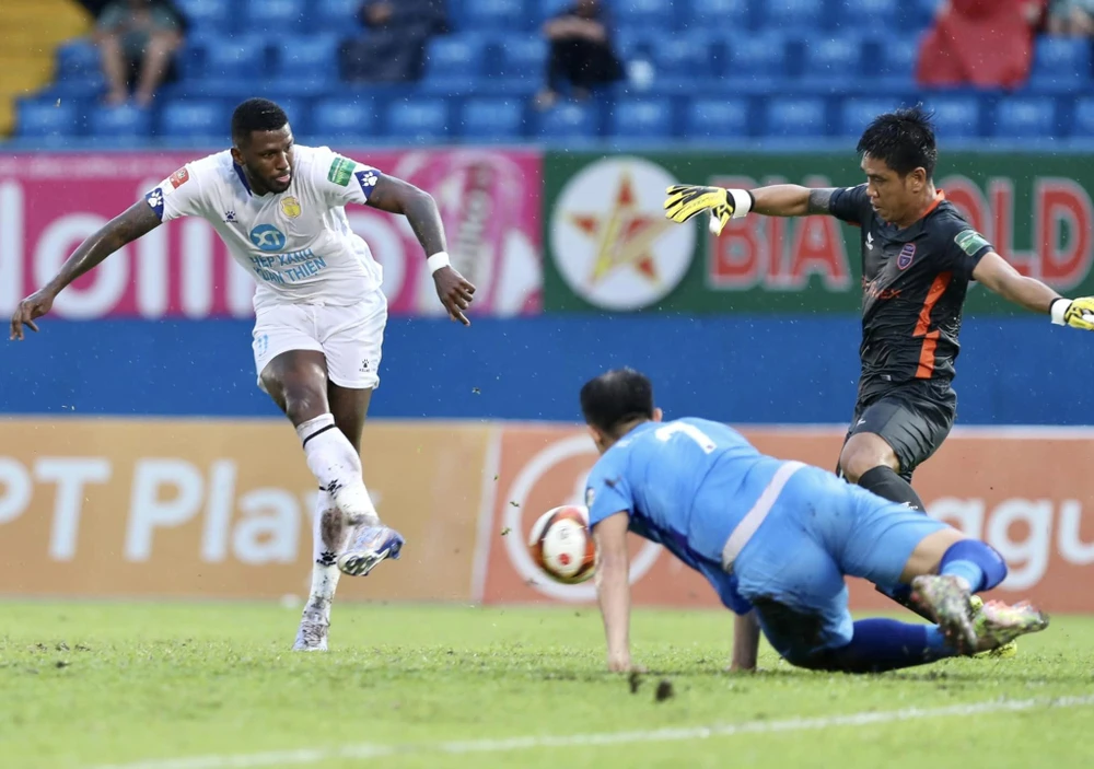 Chỉ 29 phút đầu trận, Sơn Hải đã phải ba lần vào lưới nhặt bóng trước các chân sút Nam Định. Ảnh: ANH HỮU