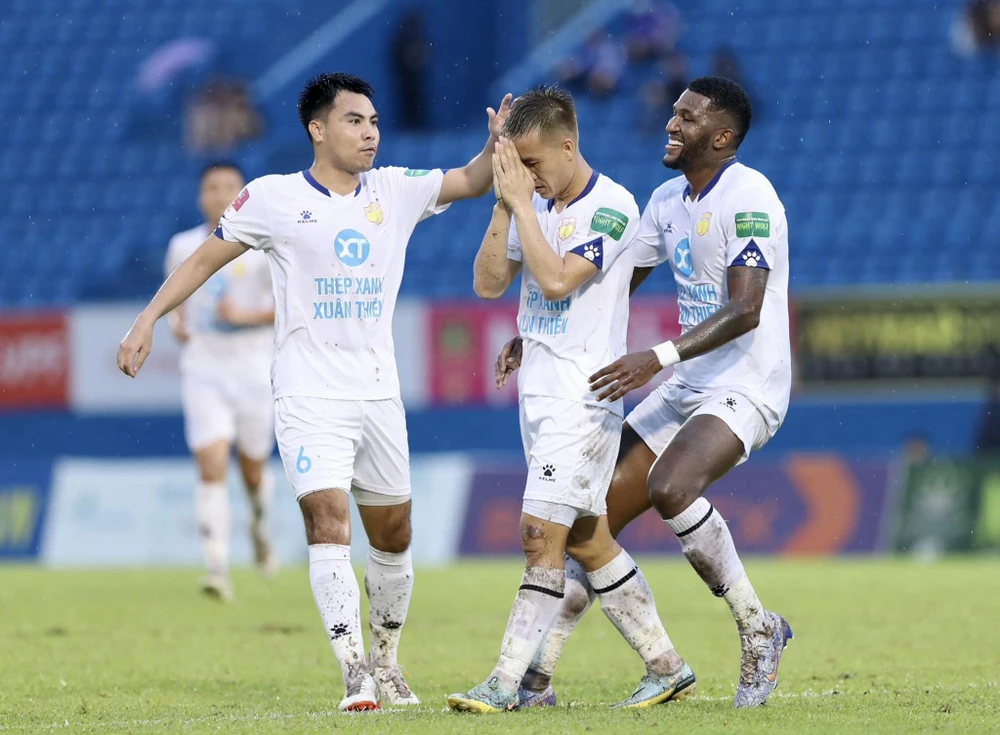 Tô Văn Vũ ghi bàn vào đội bóng cũ B. Bình Dương và không ăn mừng. Ảnh: ANH HỮU