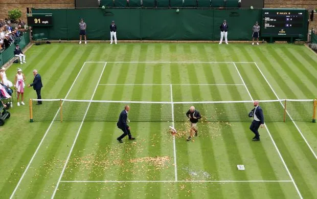 Những mảnh giấy kim tuyến cực mỏng dính vào cỏ rất tốn công &quot;gỡ từng sợi&quot;. Ảnh: S.E Giá cả leo thang, lạm phát khiến tình hình xã hội căng thẳng, nay lại bỏ dầu dùng than và khí gas sẽ gây ô nhiễm môi trường, những người phản đối lập luận như thế. Ảnh: S.E