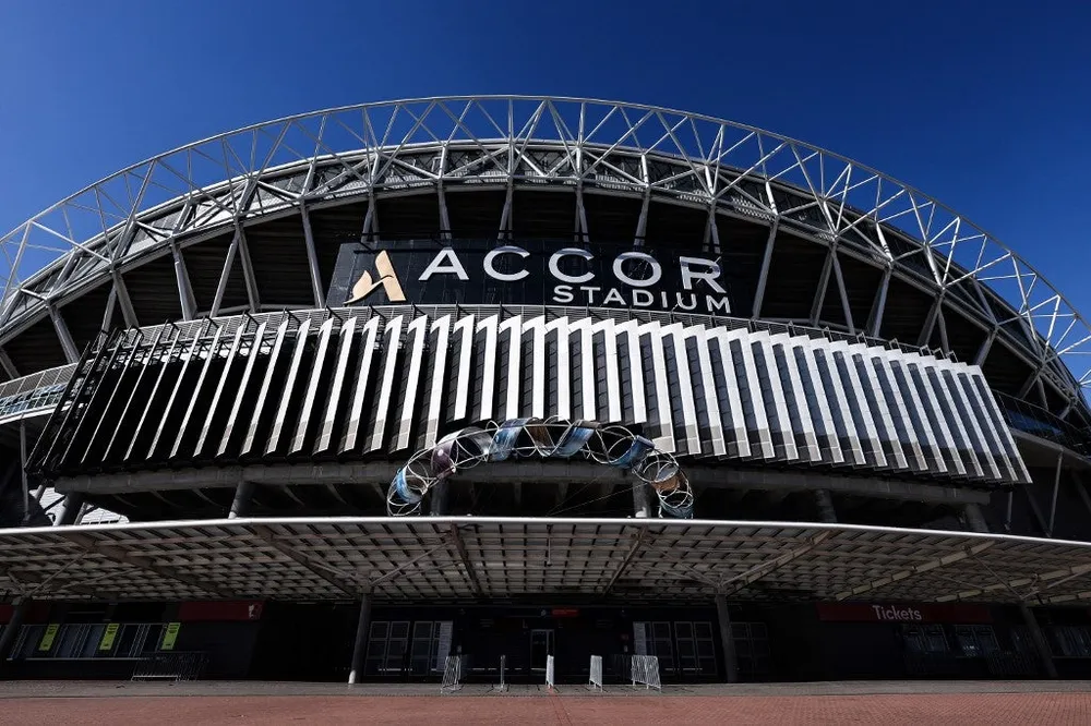 Sân Accor ở Sydney, Úc có sức chứa 83 ngàn chỗ ngồi, đây là sân nhà của tuyển nữ Úc. Đây là sân chính hồi Olympic Sydney 2000. Tuyển nữ Úc gặp Ireland ở trận mở màn ngày 20-7. Sân Melbourne Rectangular, đây là sân đa năng dùng để chơi bóng đá, bóng bầu dục...sân có sức chứa 25 ngàn chỗ ngồi. Sân còn có tên khác là AAMI Park. Nhìn từ trên cao sân Melbourne Rectangular...thật độc đáo. Sân Brisbane của Úc này cũng rất thoáng và có gam màu đẹp, sân có sức chứa 52.500 chỗ ngồi, đây cũng là sân đa năng để chơi bóng bầu dục, bóng đá, bóng đá kiểu Mỹ (bóng bầu dục có dùng chân) Sân Perth Rectangular cũng nằm ở Úc, cũng là sân đa năng, dùng cho bóng đá, bóng bầu dục, bóng đá kiểu Mỹ. Sân Hindmarch ở Adelaide, Úc có sức chứa chỉ 15 ngàn chỗ ngồi. Sân này sẽ diễn ra 5 trận World Cup 2023 chủ yếu là các trận vòng bảng, và một trận vòng 1/8. Eden Park có sức chứa 50 ngàn chỗ ngồi, chính là nơi tuyển VN thi đấu, trước mắt ở trận đầu ra quân gặp Mỹ lúc 8 giờ ngày 22-7. Eden Park nằm ở Auckland, thuộc đảo Bắc New Zealand. Cũng giống như Úc, các sân vận động của New Zealand thường dùng cho bóng đá, bóng bầu dục, bóng đá kiểu Mỹ. Sân Eden Park này không ngoại lệ. Eden Park còn là sân nhà của ba đội tuyển New Zealand gồm bóng đá, bóng chày, bóng bầu dục. Sân Willington có sức chứa 34.500 chỗ ngồi, nơi đây thường diễn ra những trận bóng đá, bóng bầu dục và bóng chày lớn. Sân Dunedine có sức chứa 30 ngàn chỗ ngồi, sẽ diễn ra sáu trận World Cup 2023, trong đó có trận tuyển Philippines gặp Thụy Sĩ. Sân Waikato có sức chứa 25 ngàn chỗ ngồi, nằm ở đảo Nam của New Zealand, hồi vòng Play off liên khu vực tranh vé vớt đi World Cup 2023, thì sân này diễn ra hai trận đấu, sân này tổ chức 5 trận vòng bảng World Cup 2023.