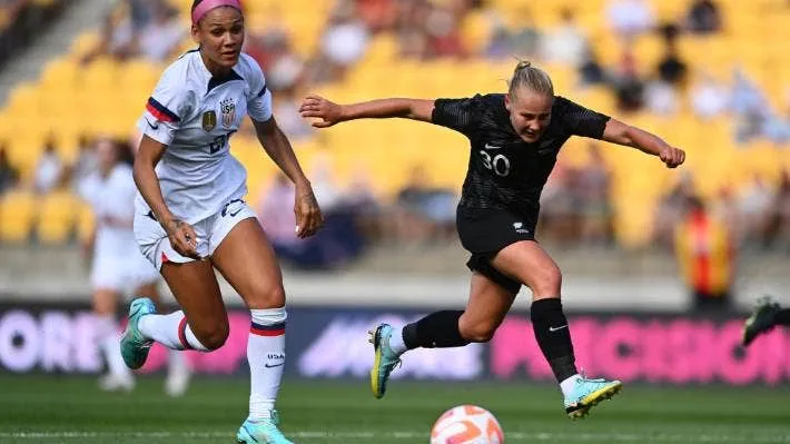 Hàng phòng ngự VN sẽ đối đầu với con gái của huyền thoại bóng rổ Mỹ Dennis Rodman là Trinity Rodman (trái), 21 tuổi , một tiền vệ tấn công rất giỏi. Ảnh: H.T.M