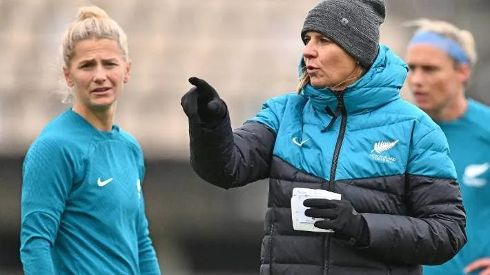 Nữ HLV Klimkova cùng học trò nhận được sự cỗ vũ của dư luận nhà sau trận thắng VN 2-0. Ảnh: HTM Nữ HLV Klimkova cùng học trò nhận được sự cỗ vũ của dư luận nhà sau trận thắng VN 2-0. Ảnh: HTM