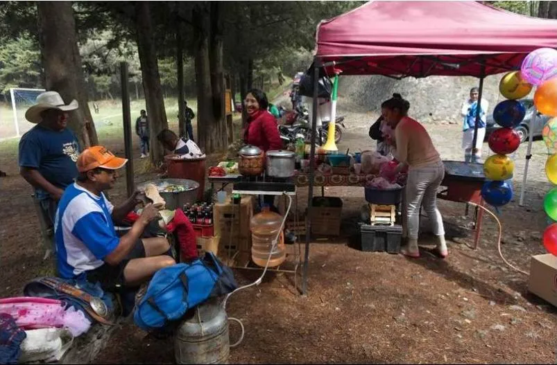 Một hàng quán bán nước giải khát và thức ăn nhẹ cho những người chơi bóng uống nước và lót dạ. Ảnh: AFP Một nhân viên đang mắc lưới ở cầu môn chuẩn bị cho một trận đấu. Ảnh: AFP Điều đáng nói là ngọn núi lửa Teoca này vẫn còn hoạt động bên trong, theo kết luận của ĐH Tự nhiên Quốc gia Mexico. Núi lửa có thể thức giấc bất cứ lúc nào. Ảnh: AFP Cả trăm năm nay núi lửa Teoca chưa thức giấc phun trào nên các cầu thủ vẫn thoải mái chơi bóng. Ảnh: AFP Nhiều năm trước, sân này từng ba, bốn năm diễn ra các trận ở giải vô địch hạng nhất quốc gia Mexico. Khi đó mặt sân cỏ rất đẹp chứ không phải như thế này. Ảnh: AFP Khi không có đội chuyên nghiệp đá, mặt sân không được tu bổ nên chỉ còn thích hợp chơi bóng đá phong trào, nghiệp dư. Ảnh: AFP