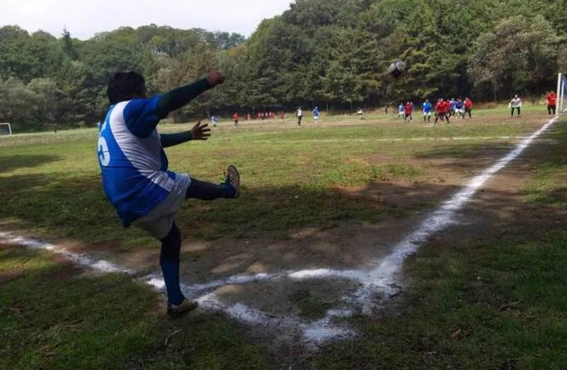 Nhiều năm trước, sân này từng ba, bốn năm diễn ra các trận ở giải vô địch hạng nhất quốc gia Mexico. Khi đó mặt sân cỏ rất đẹp chứ không phải như thế này. Ảnh: AFP Khi không có đội chuyên nghiệp đá, mặt sân không được tu bổ nên chỉ còn thích hợp chơi bóng đá phong trào, nghiệp dư. Ảnh: AFP