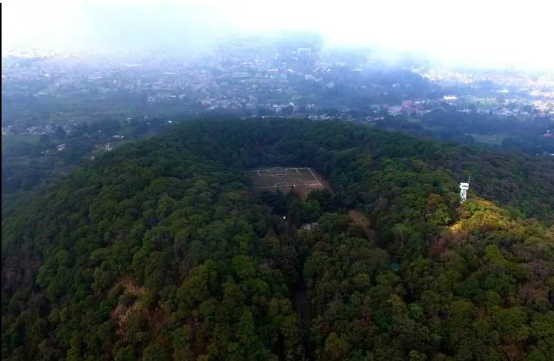 ...Con đường độc đạo đến được sân bóng này là bằng cáp treo. Những ngày nghỉ, các gia đình thường đến đấy vui chơi nghỉ mát, cắm trại, nấu ăn, móc võng nằm... Ảnh: AFP Một nhân viên của sân đang rải lại lằn vôi sân bằng chất bột trắng. Ảnh: AFP