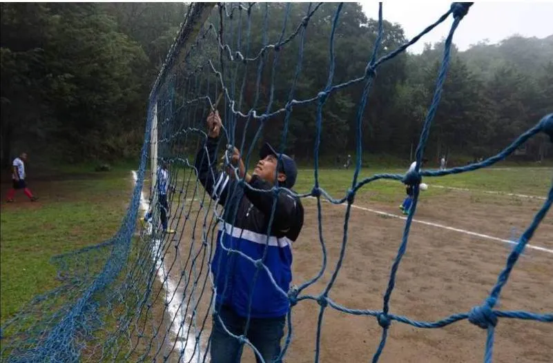 Một nhân viên đang mắc lưới ở cầu môn chuẩn bị cho một trận đấu. Ảnh: AFP Điều đáng nói là ngọn núi lửa Teoca này vẫn còn hoạt động bên trong, theo kết luận của ĐH Tự nhiên Quốc gia Mexico. Núi lửa có thể thức giấc bất cứ lúc nào. Ảnh: AFP Cả trăm năm nay núi lửa Teoca chưa thức giấc phun trào nên các cầu thủ vẫn thoải mái chơi bóng. Ảnh: AFP Nhiều năm trước, sân này từng ba, bốn năm diễn ra các trận ở giải vô địch hạng nhất quốc gia Mexico. Khi đó mặt sân cỏ rất đẹp chứ không phải như thế này. Ảnh: AFP Khi không có đội chuyên nghiệp đá, mặt sân không được tu bổ nên chỉ còn thích hợp chơi bóng đá phong trào, nghiệp dư. Ảnh: AFP