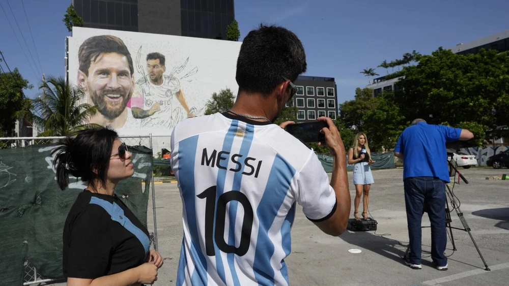 Hình ảnh Messi có mặt khắp mọi nơi, không chỉ ở TP Ford Lauderdale mà cả tiểu bang Florida. Ảnh: K.T Ở Florida có 100 ngàn người gốc Argentina sinh sống, giúp Inter Miami có lượng fan đông đảo khi Messi đến thi đấu. Ảnh: K.T