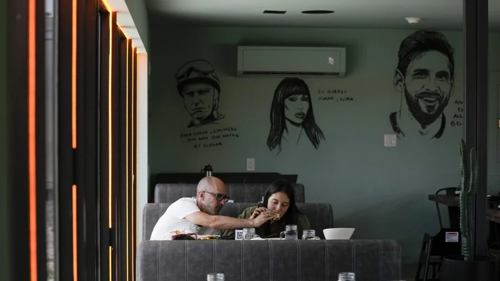 Các quán cà phê ăn nhanh của người gốc Argentina đều có vẽ hình Messi. Ảnh: K.T Một xe cẩu nâng họa sĩ đang vẽ sắp xong bức chân dung khổng lồ của Messi ở Florida. Ảnh: K.T Gia đình Messi đi siêu thị ở Ford Lauderdale. Ảnh: K.T Messi phải "gánh team" để làm sao Inter Miami giải hạn 10 trận toàn thua và thoát nhóm cuối bảng. Ảnh: K.T