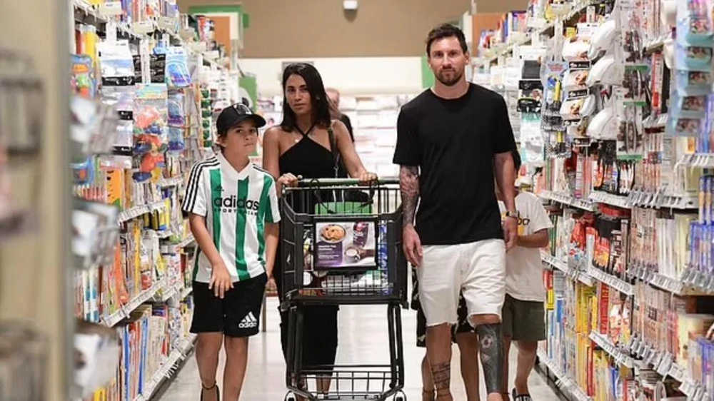 Gia đình Messi đi siêu thị ở Ford Lauderdale. Ảnh: K.T Messi phải "gánh team" để làm sao Inter Miami giải hạn 10 trận toàn thua và thoát nhóm cuối bảng. Ảnh: K.T