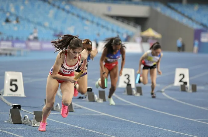 Nguyễn Thị Ngọc cầm gậy xuất phát chặng 1. Ảnh: CTV