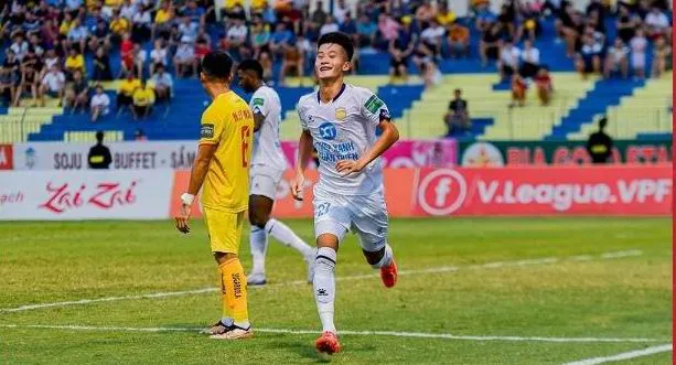 Ngọc Sơn ăn mừng bàn thắng sau pha đánh đầu cận thành mở điểm cho TX. Nam Định. Ảnh: VPF Ngọc Sơn ăn mừng bàn thắng sau pha đánh đầu cận thành mở điểm cho TX. Nam Định. Ảnh: VPF