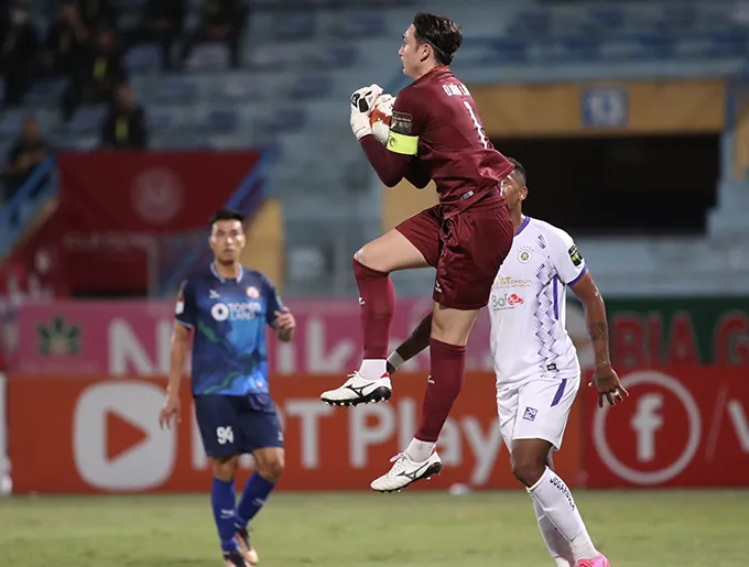 Văn Lâm của T. Bình Định phải vào lưới nhặt bóng bốn lần. Ảnh: Đức Cường. Văn Lâm của T. Bình Định phải vào lưới nhặt bóng bốn lần. Ảnh: Đức Cường.