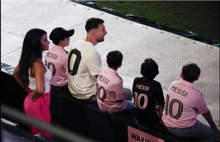 Gia đình Messi chờ...lễ ra mắt. Ảnh: AP Siêu sao Messi phát biểu ra mắt cùng Inter Miami. Ảnh: AP Đồng chủ tịch D. Beckham của Inter Miami lên khán đài ôm Messi. Ảnh: AP Messi và cậu con trai cả. Ảnh: AP