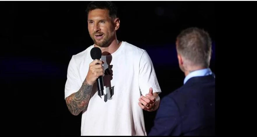 Không phải Messi đến Inter Miami là để...dưỡng già, không phải đi du lịch mà là vì thành tích của CLB. Ảnh: AP Inter Miami đã có 10 trận toàn thua, và đang đứng áp chót bảng Đông giải nhà nghề Mỹ. Ảnh: AP Sau tiệc tùng, sau hội chứng cuồng thần tượng, Messi phải kéo đoàn tàu rệu rã vượt ra khu vực chót bảng...và kỳ vọng là phải băng băng về đích. Ảnh: AP Nghệ sĩ Maximilaino đã vẽ bức chân dung khổng lồ Messi thật đẹp và có hồn. Ảnh:Getty