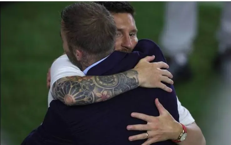 Beckham và Messi ôm nhau ở lễ ra mắt siêu sao. Ảnh: AP