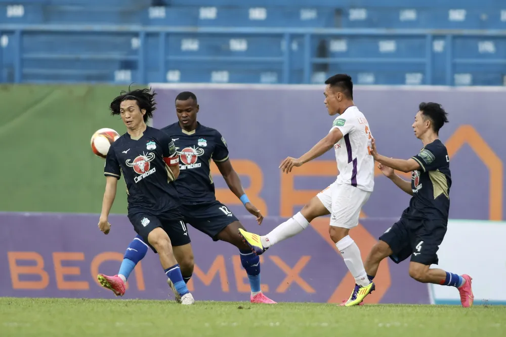 Thầy trò Huỳnh Đức lại thua...Kiatisak mở Champagne mừng trụ hạng ảnh 2