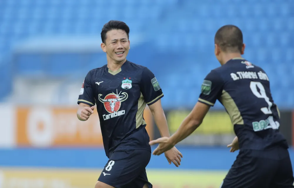 Minh Vương ăn mừng bàn thắng mở điểm cho HA Gia Lai phút 13. Ảnh: ANH PHƯƠNG