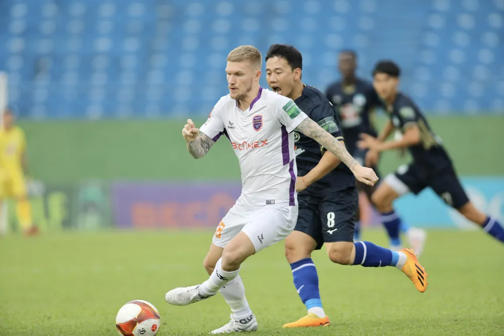 B. Bình Dương có cầu thủ Tây chơi cũng chẳng hơn cầu thủ...ta. Ảnh: A.PHƯƠNG