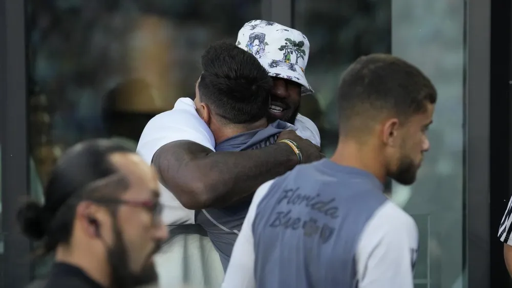 Sau tuyệt phẩm của Messi trận đấu kết thúc, Messi và một người bạn ôm nhau. Ảnh: AFP Các nhân vật nổi tiếng trong giới thể thao và showbiz đến xem Messi thi đấu. Ảnh: AFP