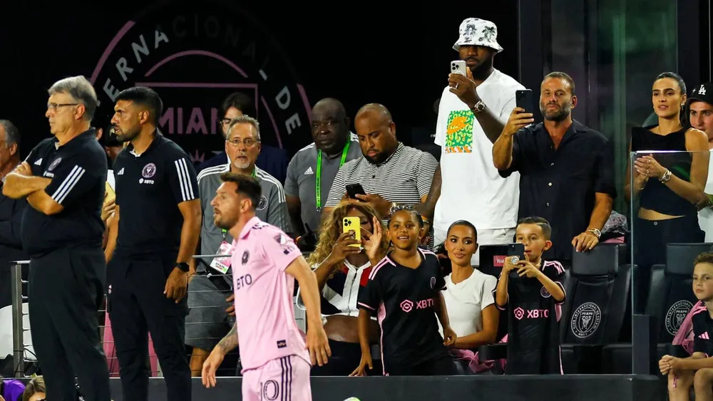 Các nhân vật nổi tiếng trong giới thể thao và showbiz đến xem Messi thi đấu. Ảnh: AFP