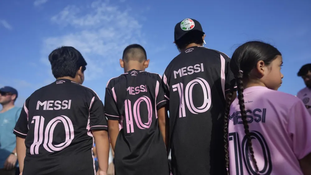 Các em nhỏ vào sân xem thần tượng đều khoác lên người chiếc áo Messi. Ảnh: AFP Sự kiện Messi chào sân bằng trận đấu chính thức ở League Cup giữa Inter Miami và Criz Azul thu hút nhiều nhân vật nổi tiếng đến sân. Ảnh: AFP Trình duyệt của bạn không hỗ trợ hiển thị video. Thưởng thức tuyệt phẩm sút phạt của Messi phút bù giờ 90+3 giúp Inter Miami thắng Cruz Azul 2-1. Nguồn clip: K.T Ba đồng chủ tịch CLB Inter Miami là Beckham, Jose Mas và Jorge Mas hài lòng với màn ra mắt của Messi. Ảnh: AP Sau tuyệt phẩm của Messi trận đấu kết thúc, Messi và một người bạn ôm nhau. Ảnh: AFP Các nhân vật nổi tiếng trong giới thể thao và showbiz đến xem Messi thi đấu. Ảnh: AFP