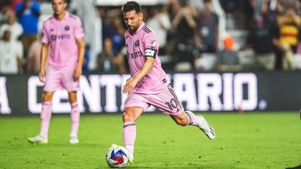 Messi về Inter Miami mỗi năm thu nhập chưa bằng 1/3 của Ronaldo ở Al Nassr. Ảnh: AFP