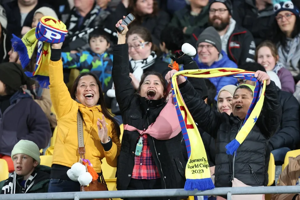 Fan hâm mộ Philippines sung sướng khi Sarina Bolden ghi bàn trên sân Regional Park ở Wellington chiều 25-7. Ảnh: HTM
