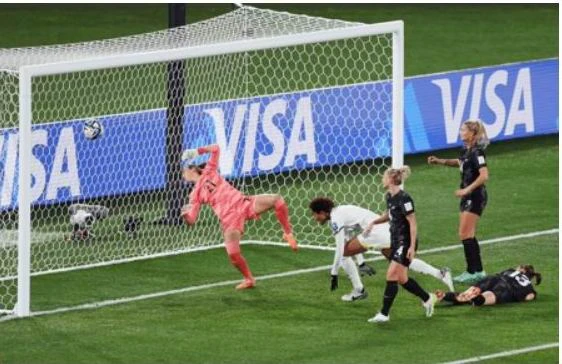 Thủ môn Esson chới với trước pha đánh đầu cận thành của Bolden. Ảnh: HTM