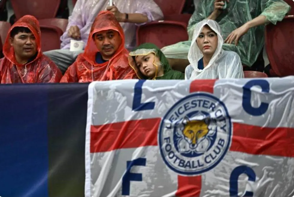 Khán giả vào sân Rajamangala, nhưng mưa lớn kéo dài trận đấu bị hủy. Ảnh: B.P Khán giả vào sân Rajamangala, nhưng mưa lớn kéo dài trận đấu bị hủy. Ảnh: B.P