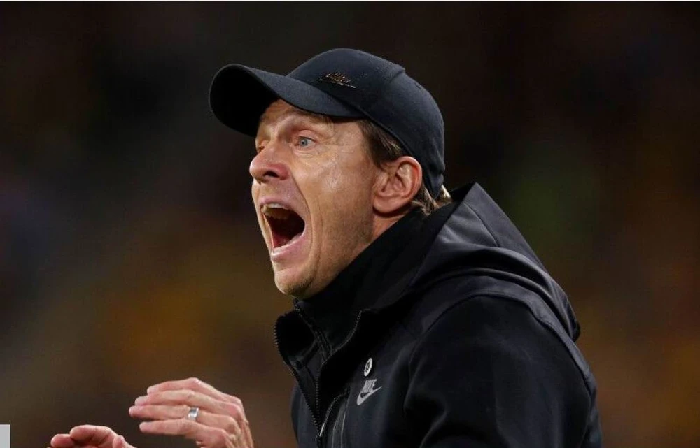 HLV Gustavson của Úc trấn an dư luận và học trò sau khi thua sốc Nigeria. Ảnh: AFC