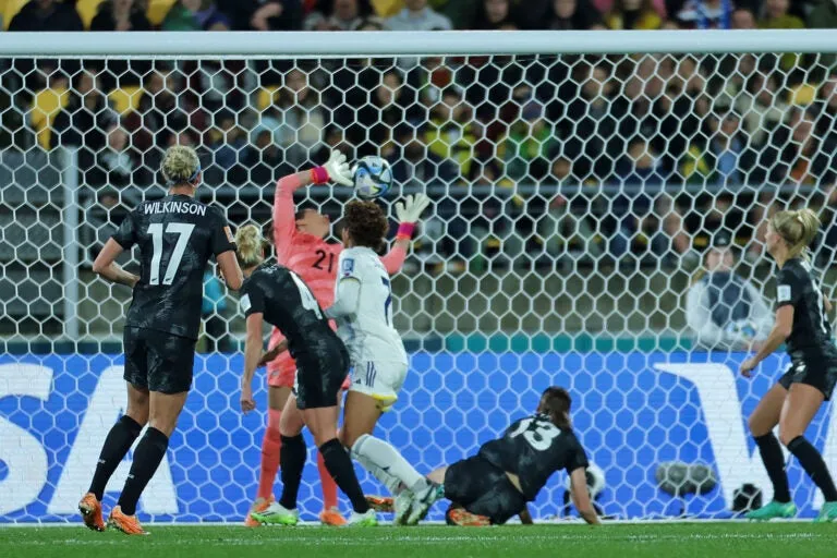Tình huống Sarina Bolden ghi bàn vào lưới New Zealand ở lượt trận thứ hai bảng A. Ảnh: AFC