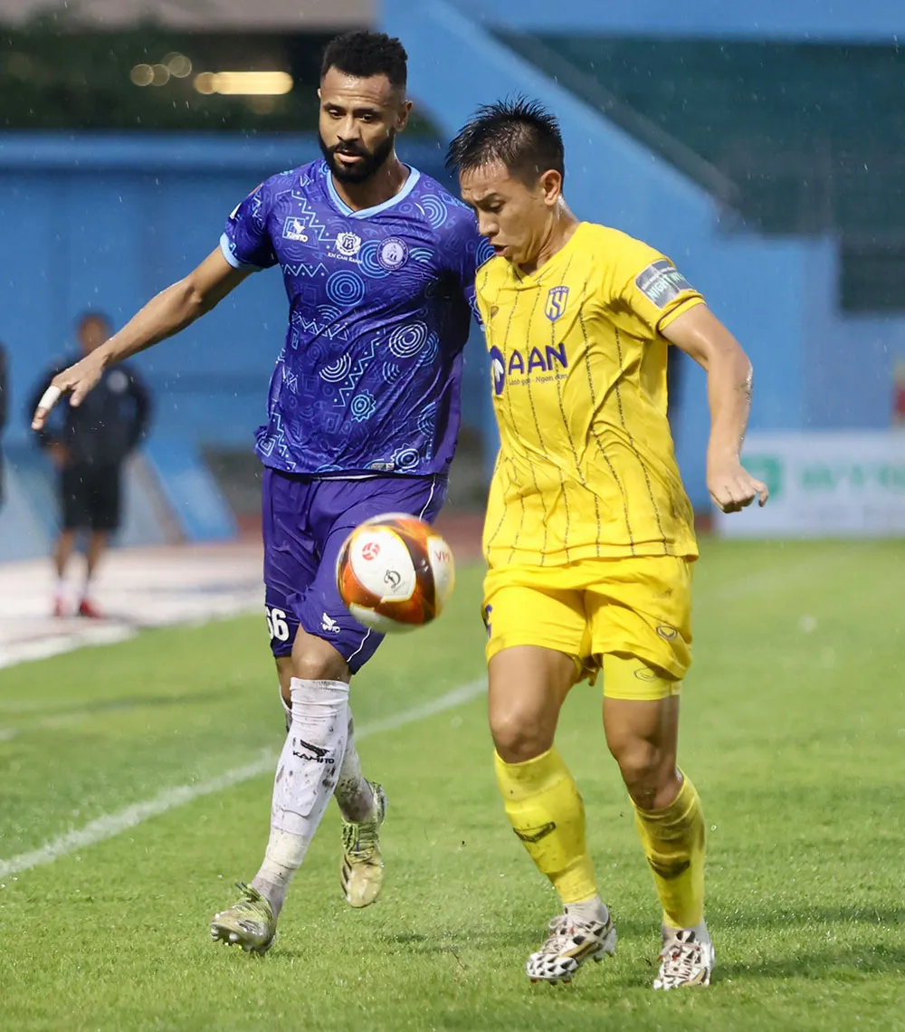 Yago Ramos (xanh) có cú đúp giúp Khánh Hòa thắng CLB TP.HCM 3-0. Ảnh: VPF