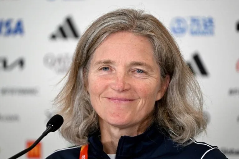 Đồng nghiệp bên kia chiến tuyến của Stajcic là nữ HLV Hege Riise đang bình thản trước khi gặp kèo dưới Philippines dẫu Na Uy đang đứng chót bảng A. Ảnh:HTM Tuyển Philippines, một tập thể cao to, không thua kém bất cứ đội nào ở World Cup 2023. Ảnh: FFA Các cô gái Philippines thăm dò mặt sân Eden Park trước khi xung trận. Ảnh: FFA Philippines thả lỏng trước khi bước vào trận đánh lớn. Ảnh: FFA Những buổi tập của Philippines luôn được rào chắn cẩn thận bốn bề sân tập. Ảnh: FFA