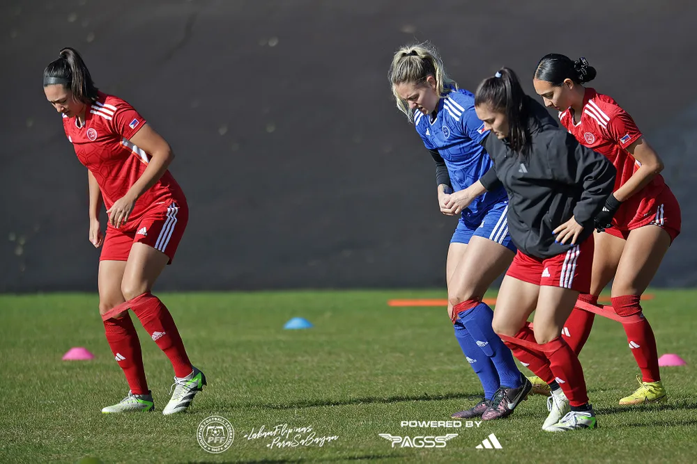 Ngoài việc sân tập được che kín, HLV Stajcic đề nghị các trợ lý... luôn đi quanh sân bên ngoài để phát hiện kẻ lạ lén ghi hình chiến thuật của đội. Ảnh: FFA HLV Stajcic bảo vệ nghiêm ngặt những đôi chân học trò sau khi thắng New Zealand 1-0. Ảnh: FFA Liệu Philippines có tiếp tục làm nên bất ngờ khi chạm trán với Na Uy? Ảnh: FFA Phi kiều từ Úc và New Zealand đổ xô về Auckland, đến Eden Park để xem trận Philippines-Na Uy. Người hùng Sarina Bolden ghi bàn thắng vàng vào lưới New Zealand sẽ tiếp tục ghi bàn vào lưới Na Uy? Ảnh: HTM