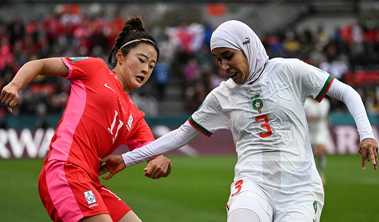 Trung vệ Benzina và chiếc khăn Hijab lịch sử. Ảnh: AFP