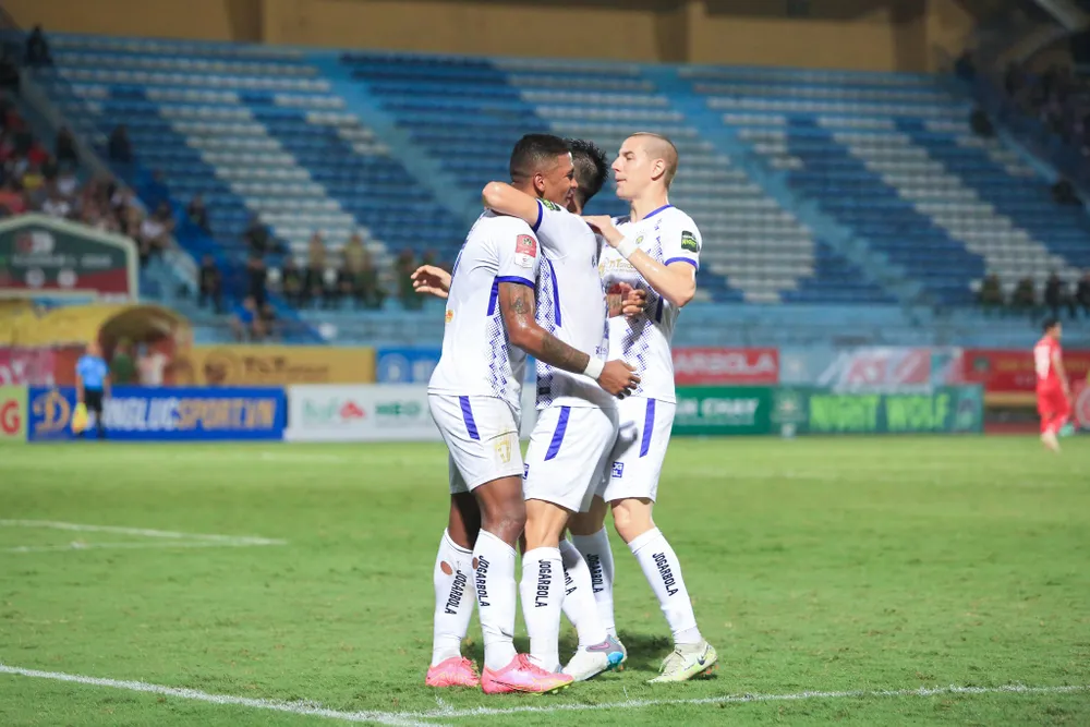 Đồng đội CLB Hà Nội chúc mừng Caion có cú đúp giúp đội thắng 3-1. Ảnh: VPF